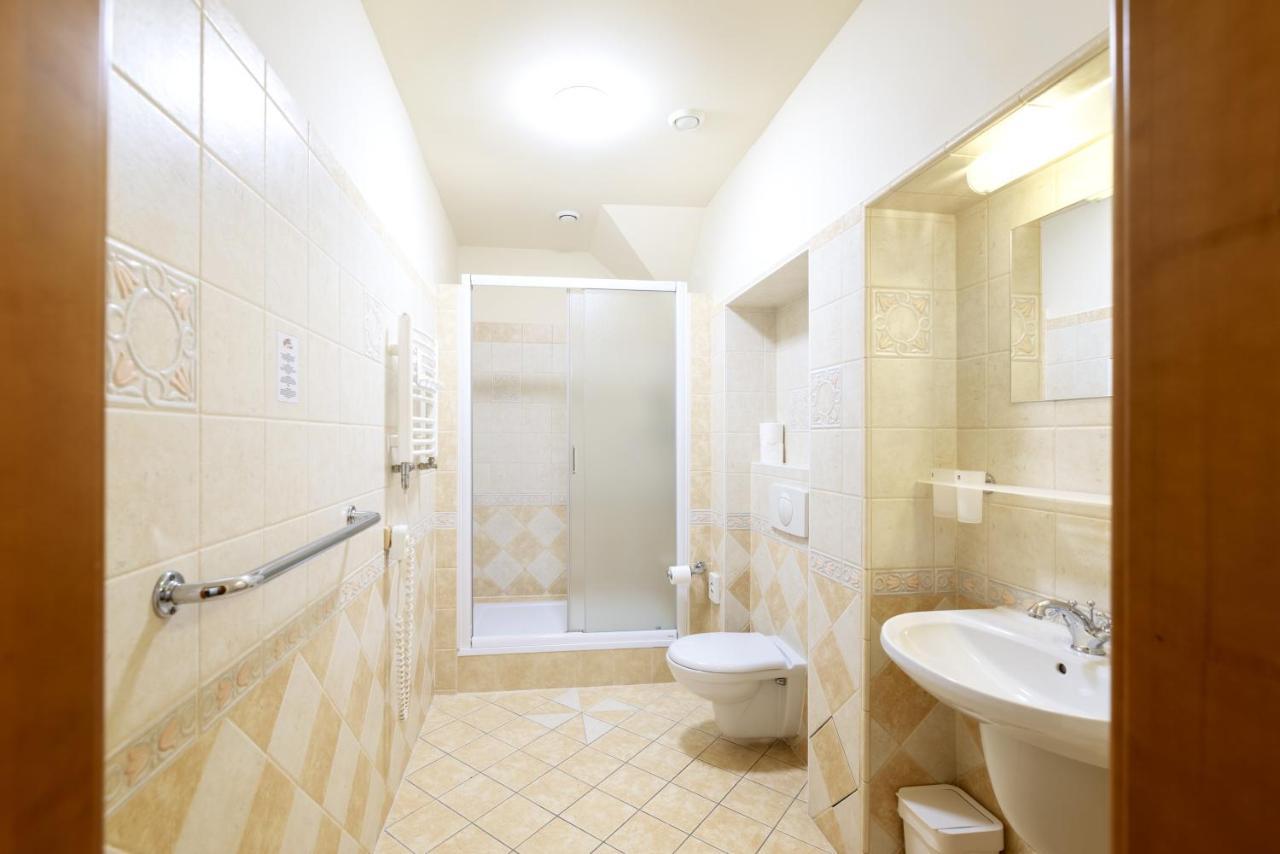 Hotel U Simla Karlovy Vary Bagian luar foto