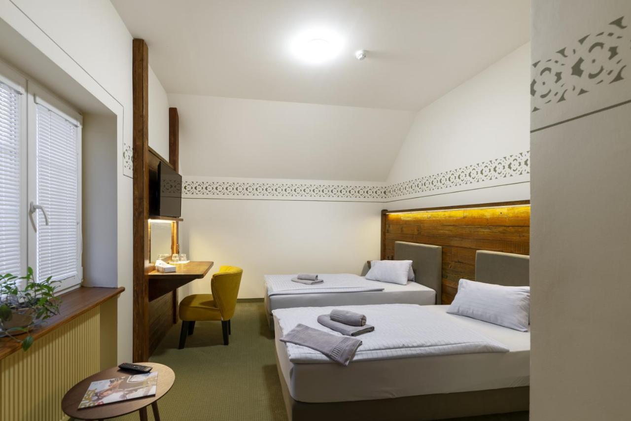 Hotel U Simla Karlovy Vary Bagian luar foto