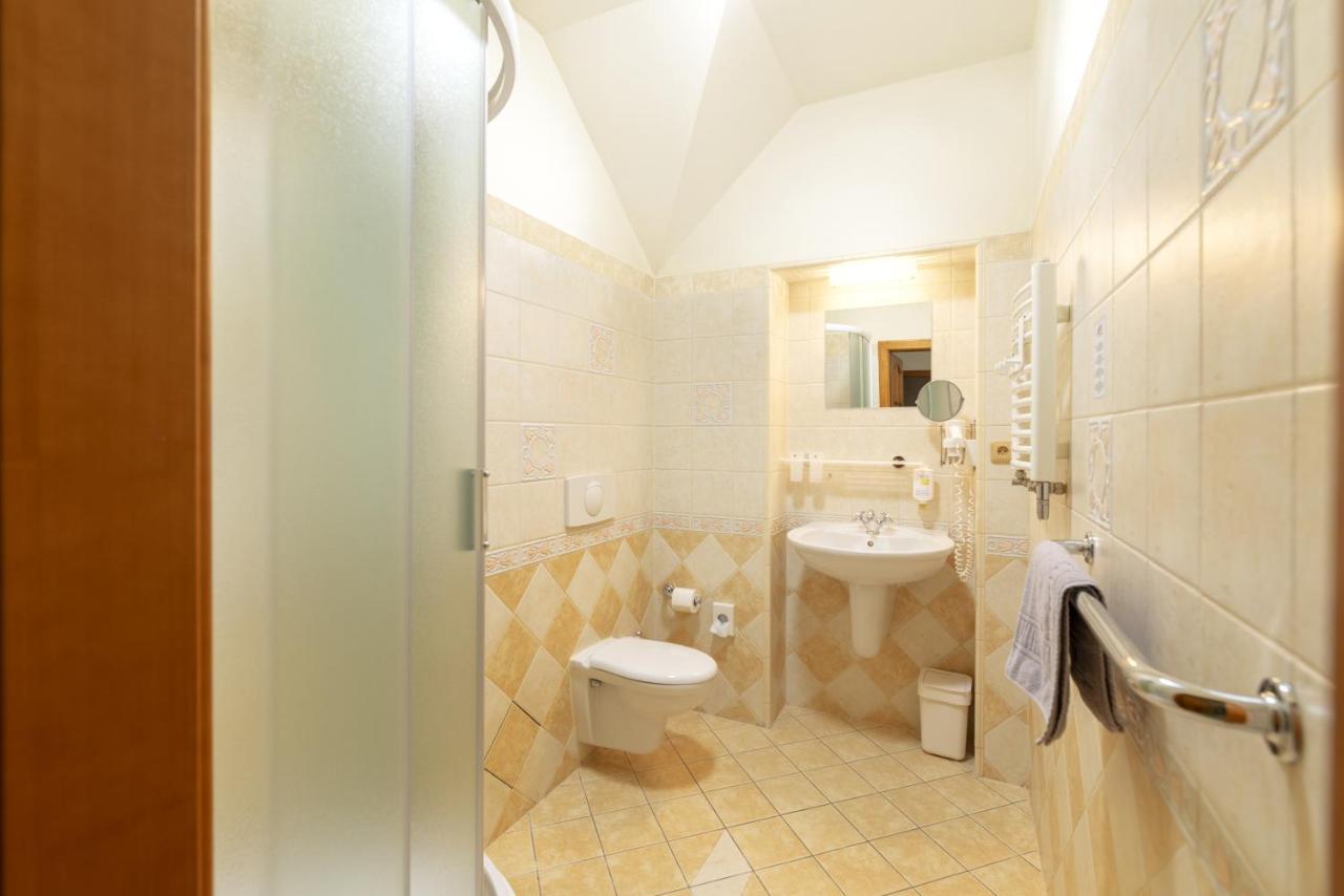 Hotel U Simla Karlovy Vary Bagian luar foto
