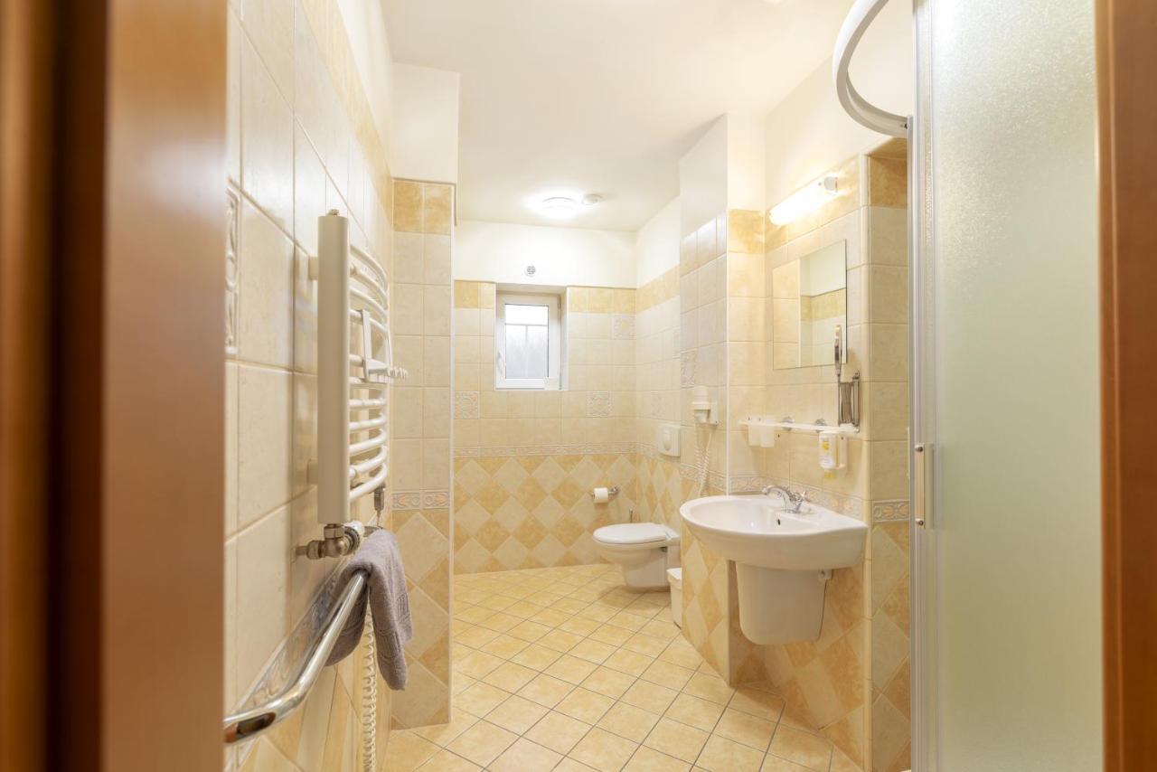 Hotel U Simla Karlovy Vary Bagian luar foto